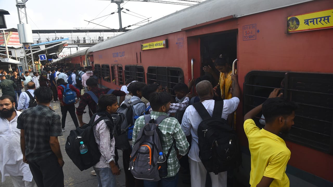 Sisters had to wait for Roadways buses on Raksha Bandhan and suffered in the crushing crowds