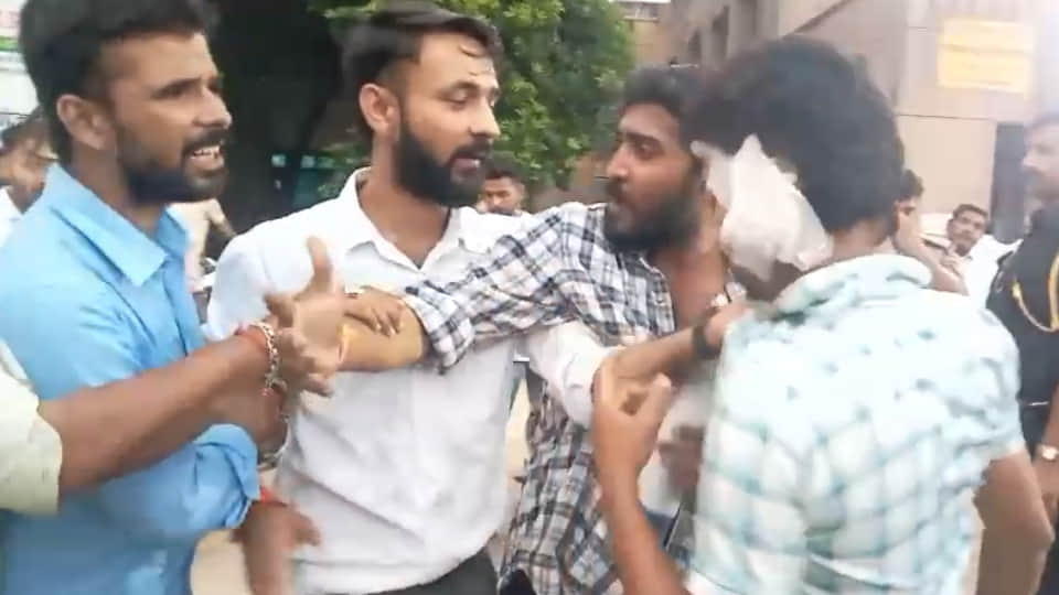 आपस में विवाद करते घायल व स्वास्थ्य कर्मी