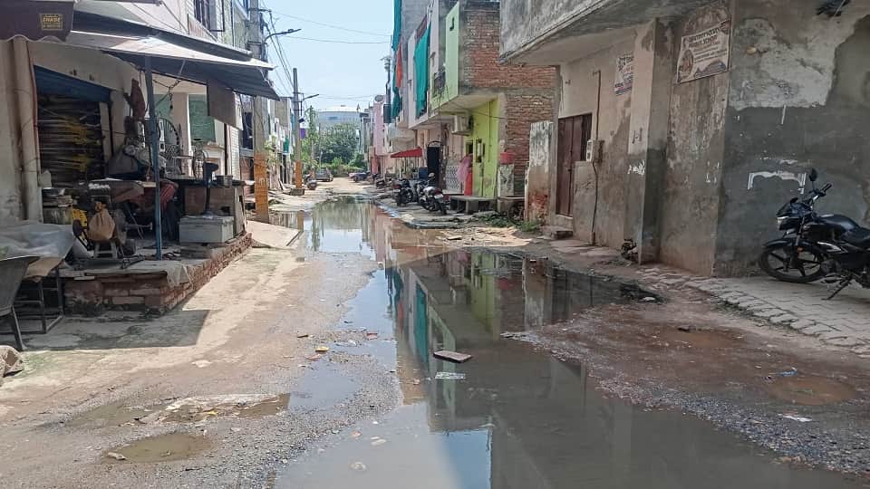 Sewage overflows at doorsteps in Awas Vikas in agra
