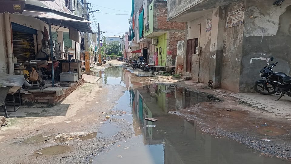 Sewage overflows at doorsteps in Awas Vikas in agra
