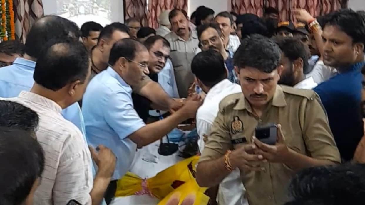 ABVP activists created a ruckus at the Vice-Chancellor farewell ceremony at Rohilkhand University Bareilly