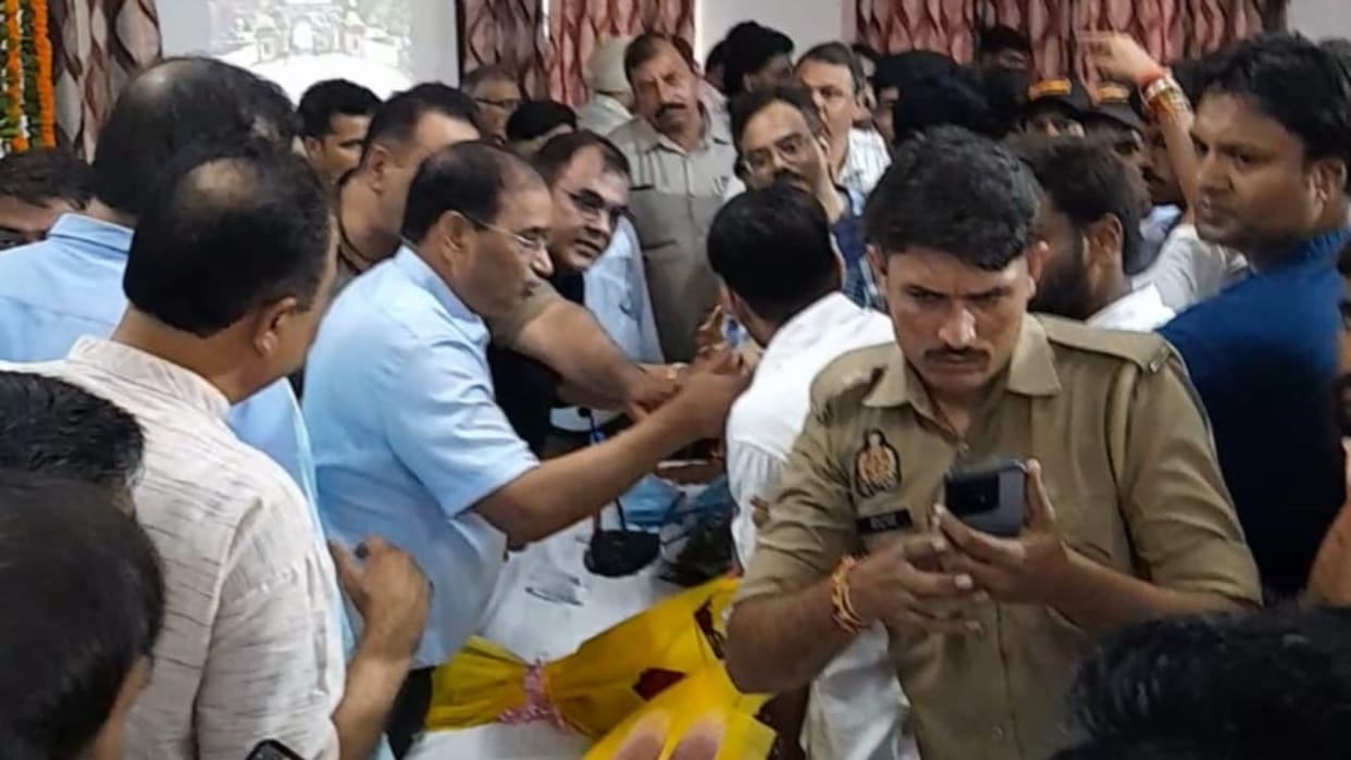ABVP activists created a ruckus at the Vice-Chancellor farewell ceremony at Rohilkhand University Bareilly