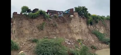 ऐतिहासिक टीला दरका