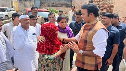 अंकित के परिजनों को सांत्वना देते संगीत सोम।