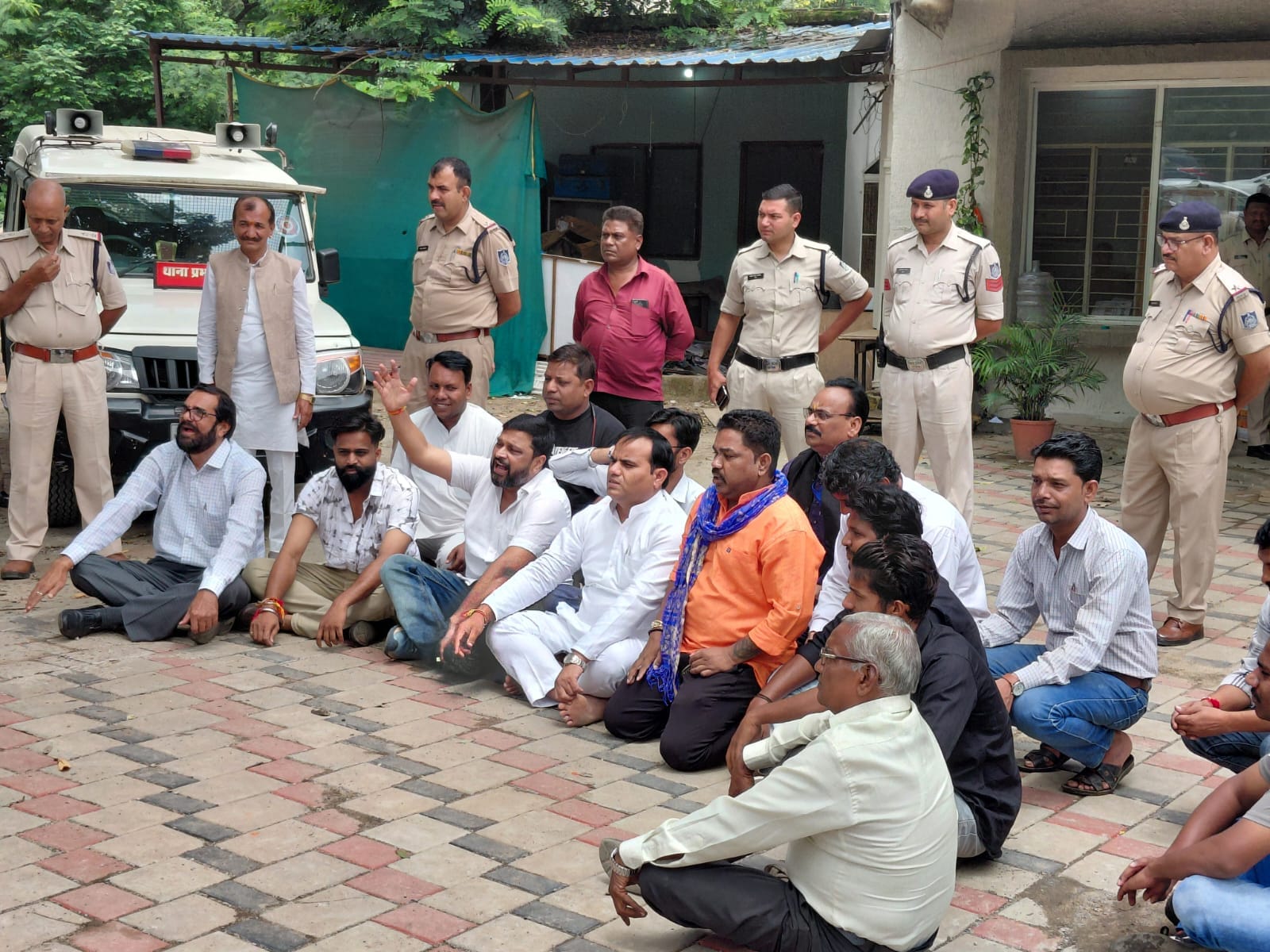 कांग्रेस के अनुसूचित जाति विभाग के नेता एमपी नगर थाने में