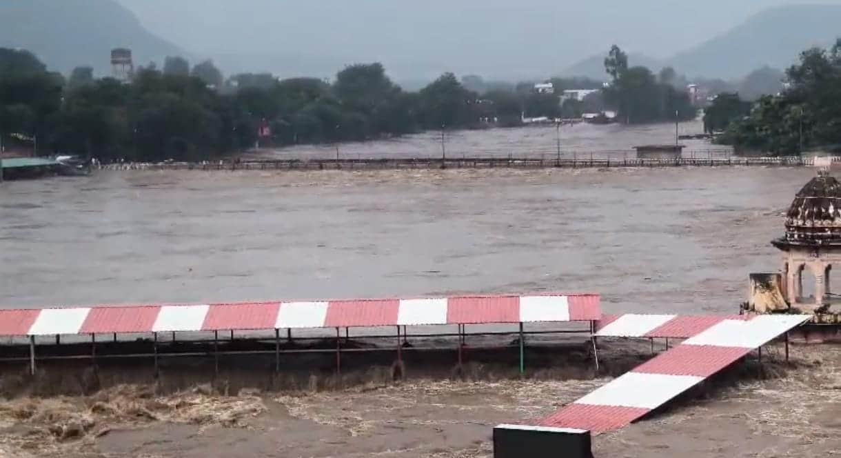 Flood situation in MP: Devastation in Satna-Chitrakoot; bridges washed away, railway tracks submerged; heavy r