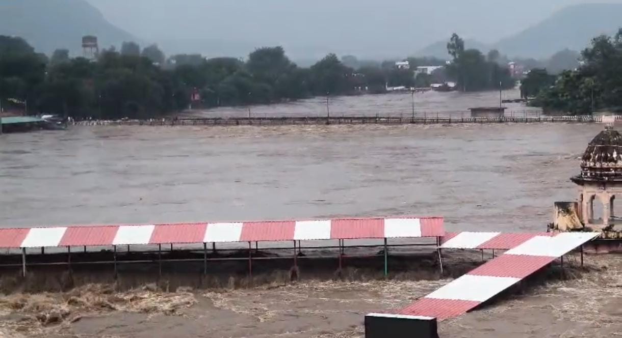 Flood situation in MP: Devastation in Satna-Chitrakoot; bridges washed away, railway tracks submerged; heavy r