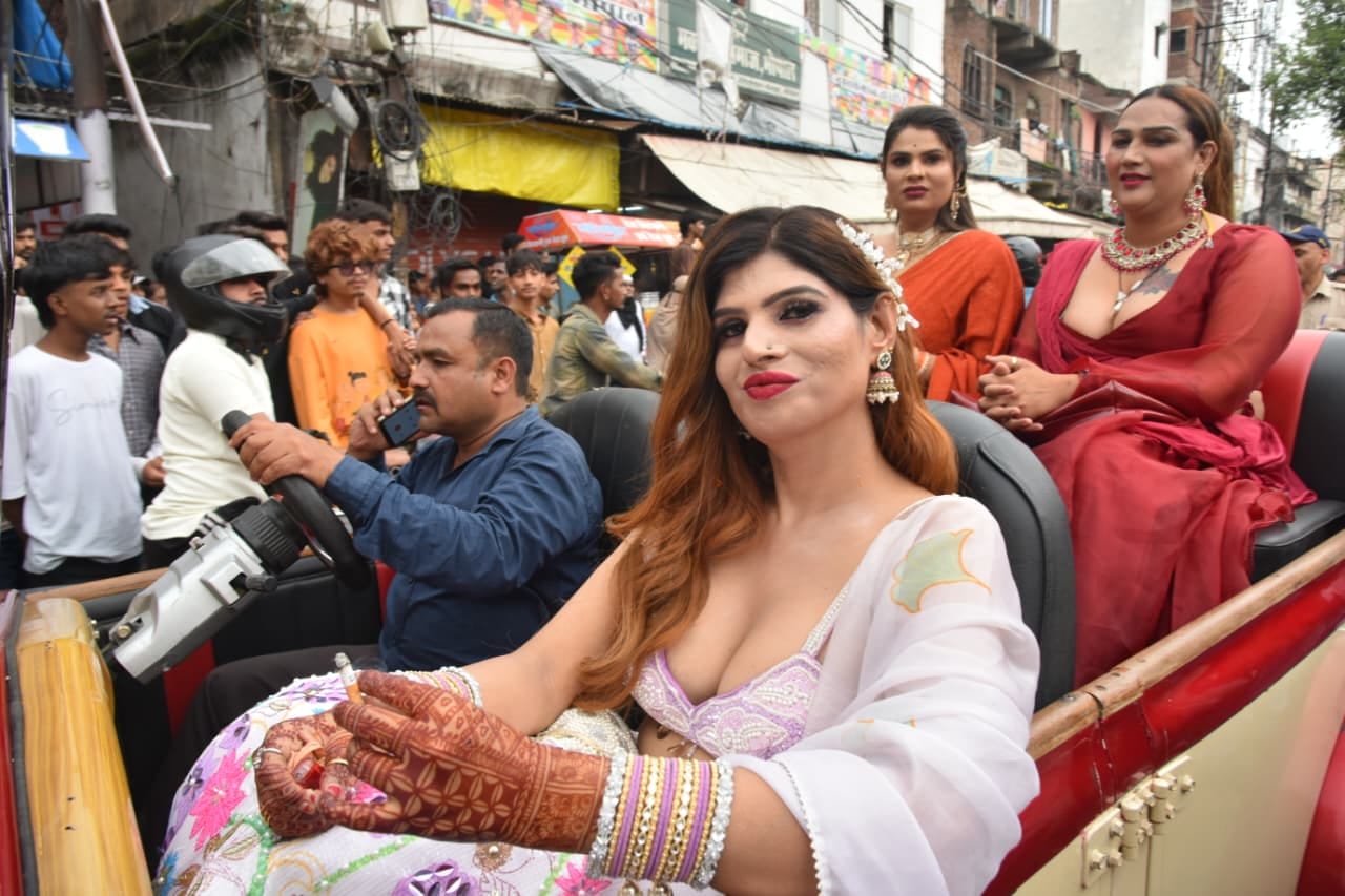किन्नर समाज भुजियारे जुलूस के दौरान