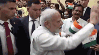 बिश्केक में भारतीय समुदाय से मिलते पीएम मोदी