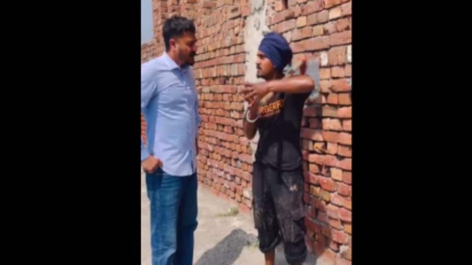 ड्रोन उठाने के मामले में पकड़ा गया युवक (टी-शर्ट में)