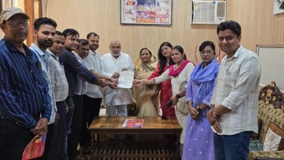 Jhansi: Teachers' Self-Care Team met with public representatives.
