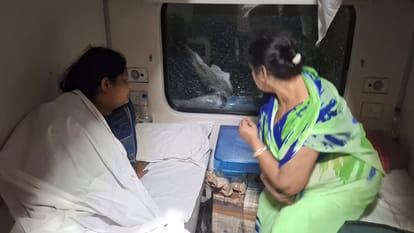 Tejas Rajdhani pelted with stones before reaching Kanpur Central; AC coach window cracked