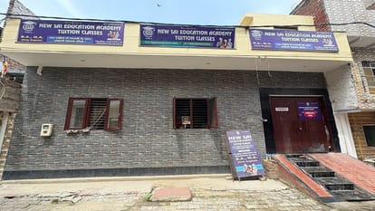 घर से धुआं उठता देख पड़ोसियों ने बुलाई पुलिस।