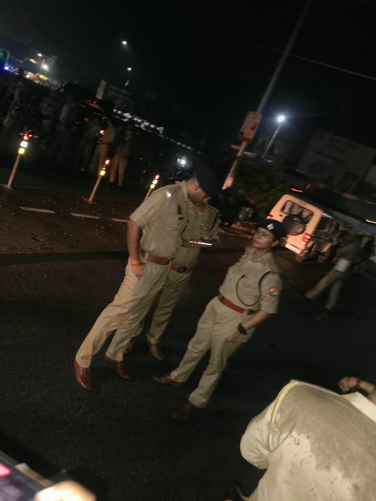 घटनास्थल पर मौजूद अधिकारी
