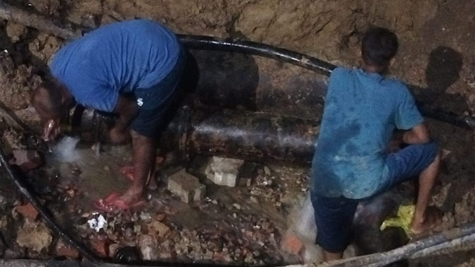 ईदगाह से ब्रह्म नगर चौराहे की ओर जाने वाले मार्ग पर डॉट नाला धंसा