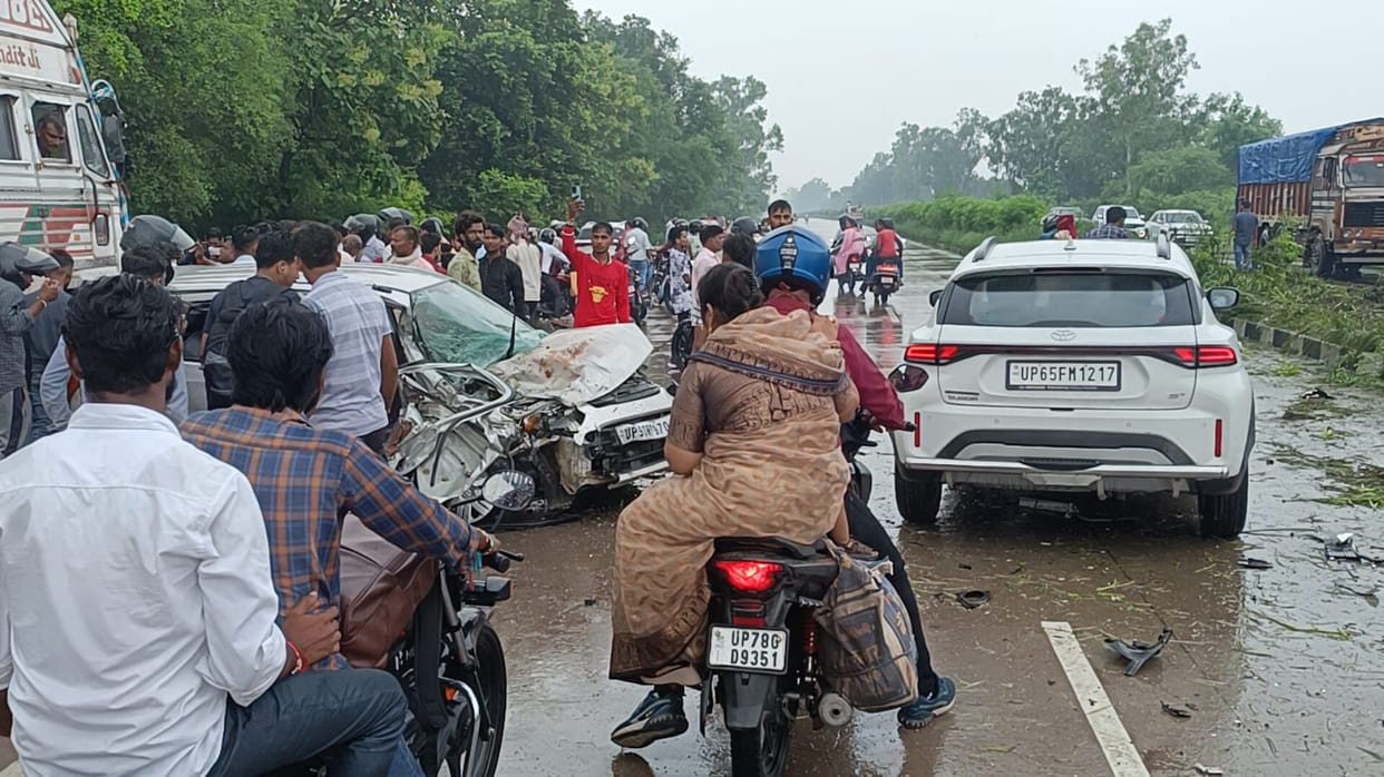 Kanpur Highway Accident: Uncontrolled Fortuner Crosses Divider, Collides with Alto; Three Seriously Injured