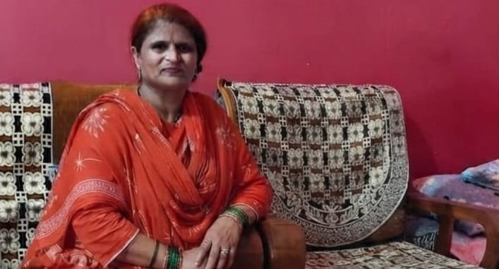 Banda Female teacher dies in road accident she fell after her bikes wheel hit a pothole