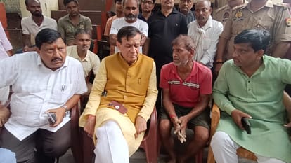 पुरवामीर गांव पहुंचे विधानसभा अध्यक्ष सतीश महाना