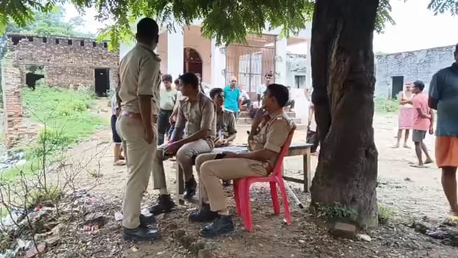 गांव में मौजूद पुलिस