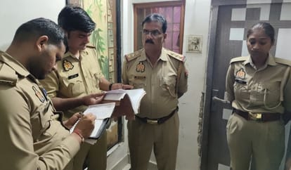 घटनास्थल पर जांच करती पुलिस