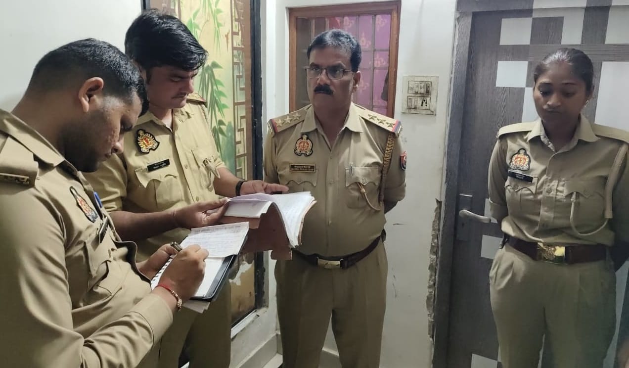 घटनास्थल पर जांच करती पुलिस