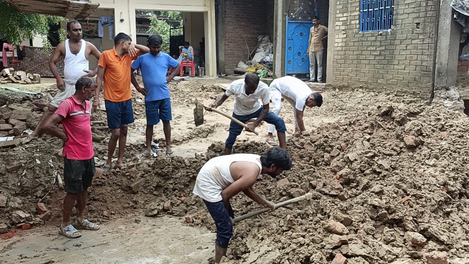 मिट्टी खुदाई करता भाई भास्कर व मोहल्ले के लोग