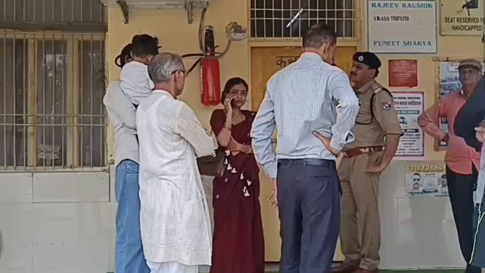 महिला से घटना की जनकारी लेती पुलिस