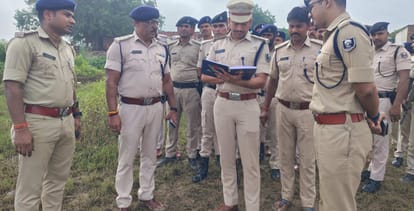 मौके पर मौजूद पुलिसकर्मी