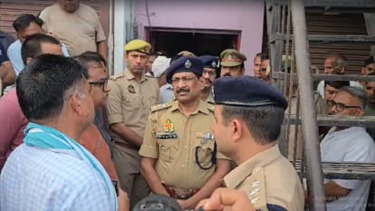 मौके पर पुलिस अधिकारी