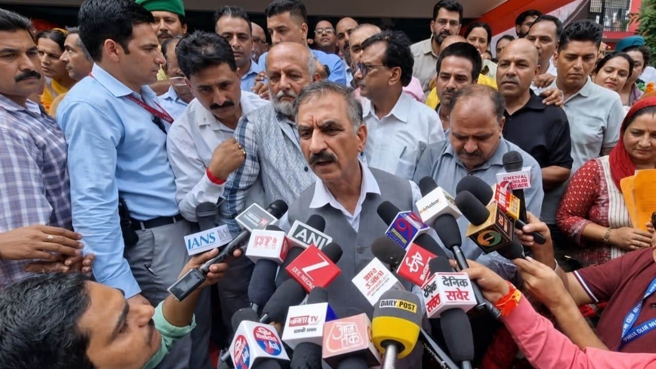 मुख्यमंत्री सुखविंद्र सिंह सुक्खू मीडिया को संबोधित करते हुए।