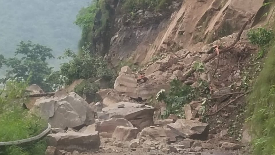 भूस्खलन से आफत: दो गांव के पास पहाड़ी चटकी, बोल्डर और मलबा गिरने से नैनीताल-काठगोदाम मार्ग बंद