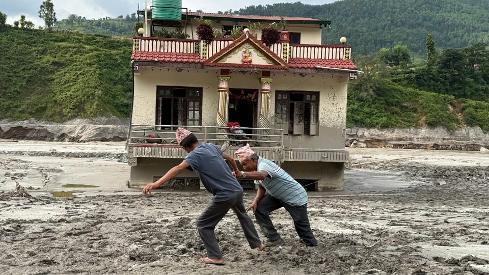 तबाही के बाद जिंदगी की तलाश: सफाईकर्मी की बेटी के कपड़े 4 फीट कीचड़ में दबे मिले, 50 साल की जूलर