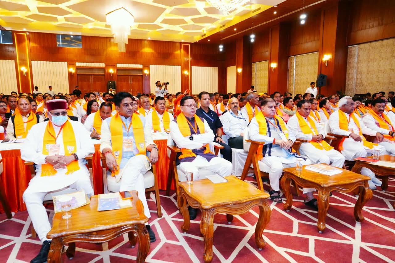 पीएम मोदी के मन की बात कार्यक्रम को सुनते सीएम धामी