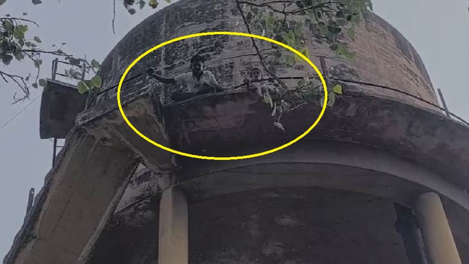 Husband and wife climbed on the water tank