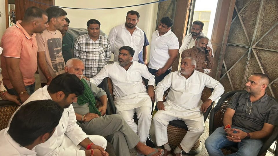 शामली: बंतीखेड़ा पहुंचे अतुल प्रधान, बोले- अंकित की मां मेरे गांव की, हत्यारों को गिरफ्तार कराए सरकार