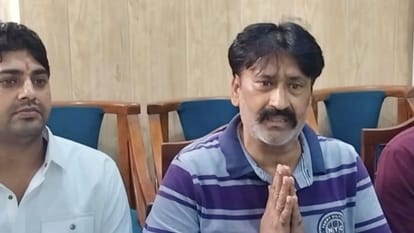 पूर्वांचल समाज के लोगों से माफी मांगते नगर निगम के अधिकारी ओमवीर सिंह
