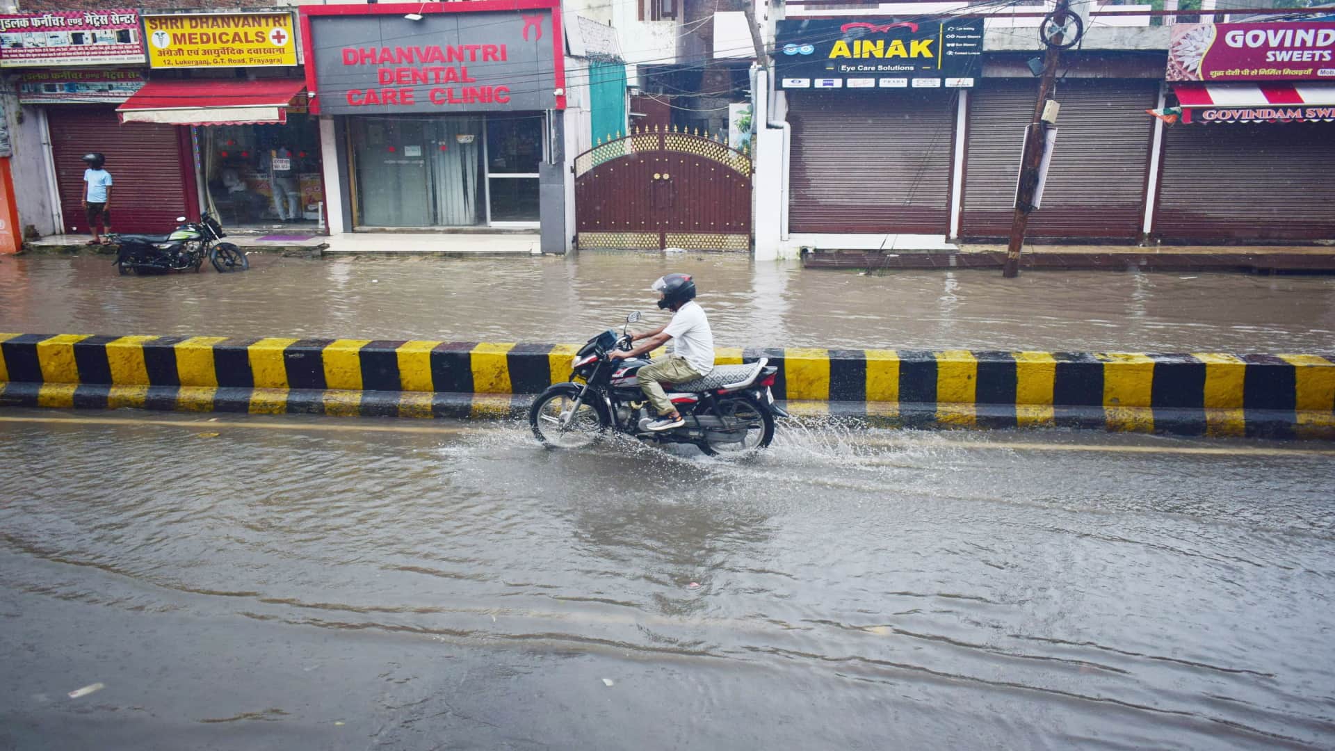 Water levels in Prayagraj: Ganges and Yamuna after 'bathing' Hanuman