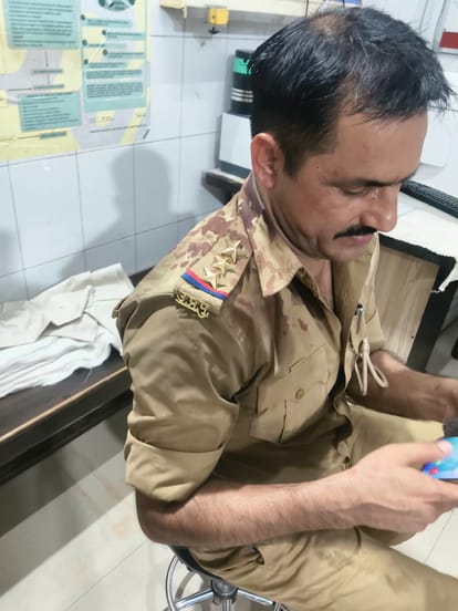 पथराव में घायल इंस्पेक्टर