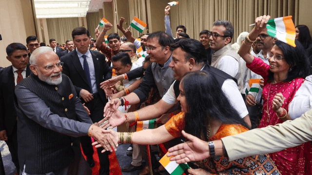 पीएम मोदी का ताशकंद दौरा: उज्बेकिस्तान में भारतीय समुदाय के बीच तिरंगा लहराया, सांस्कृतिक रंग बिखरे
