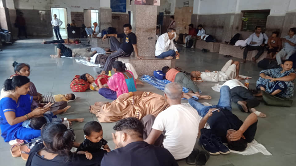 रेलवे स्टेशन पर ट्रेनों का इंतजार करते यात्री