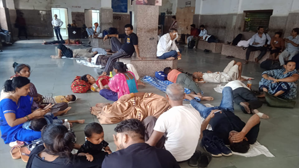 रेलवे स्टेशन पर ट्रेनों का इंतजार करते यात्री
