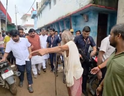 सीएम मोहन यादव को बुजुर्ग अपना घर देखने के लिए कहते हुए