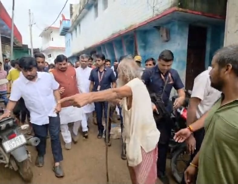 सीएम मोहन यादव को बुजुर्ग अपना घर देखने के लिए कहते हुए