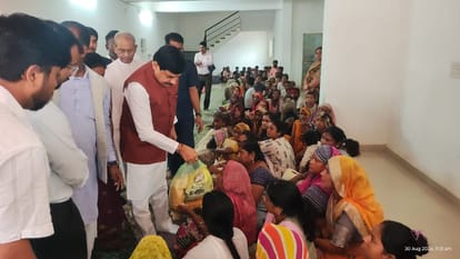 सीएम मोहन यादव प्रभावित लोगों से बातचीत की