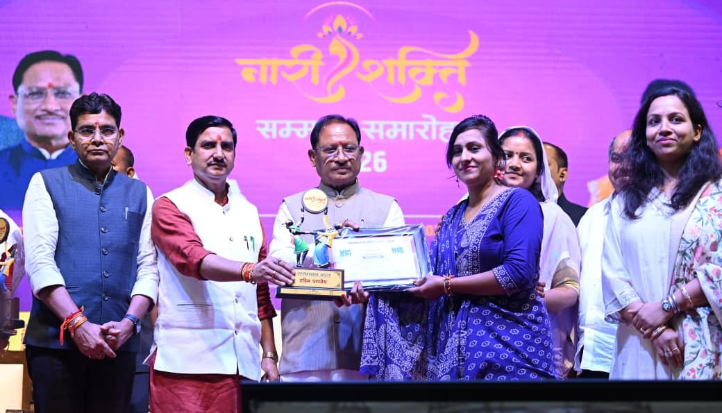 Cg:रायपुर में नारी शक्ति सम्मान समारोह, विभिन्न क्षेत्रों की महिलाओं को सीएम  साय ने किया सम्मानित - Cg: 'nari Shakti Samman' Ceremony In Raipur; Cm Sai  Honored Women From ...