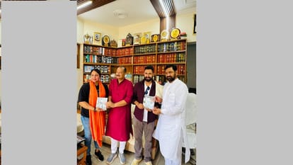 सफेद कुर्ते में धूमन सिंह किरमच