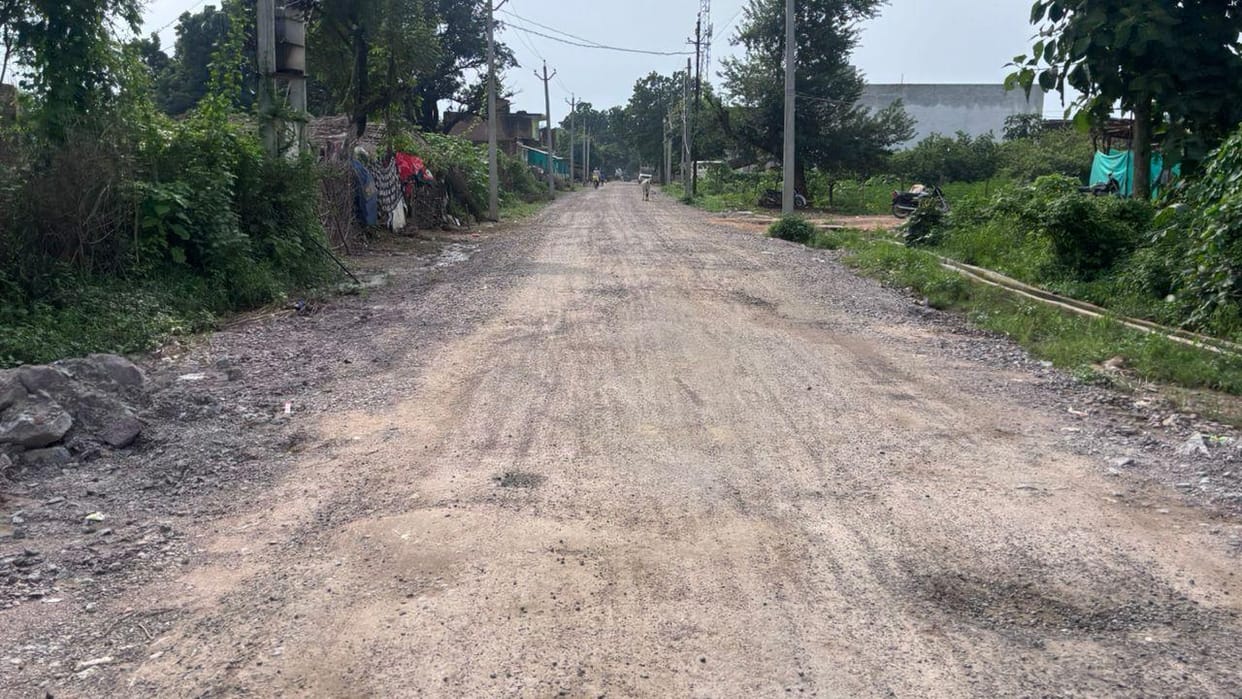 Jhansi: Two dead due to incomplete construction and safety negligence on the Sukuwan-Dhukuwan road.
