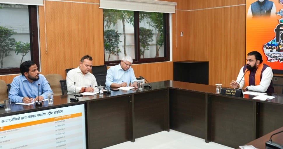स्ट्रीट लाइट कार्यक्रम की समीक्षा बैठक के दौरान सीएम सम्राट चौधरी व अन्य अधिकारीगण।