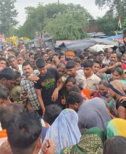 जीजा साले की मौत के बाद इकठ्ठा लोग।