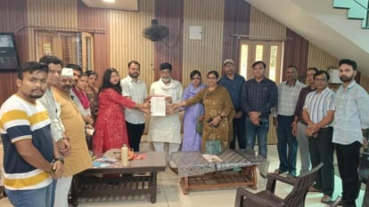 Jhansi: Teachers' Self-Care Team met with public representatives.